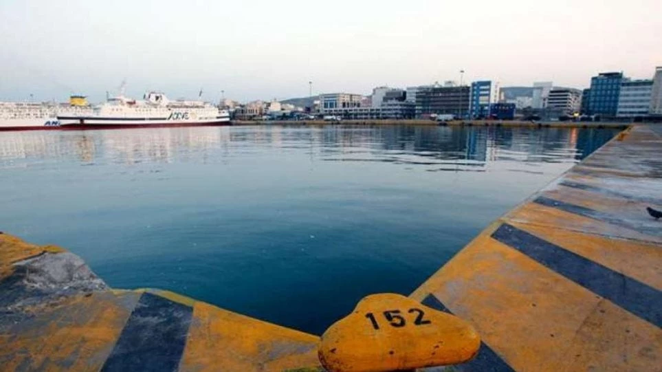 Περίεργο περιστατικό ανοιχτά του Πειραιά – Εντοπίστηκε γυναίκα στη θάλασσα